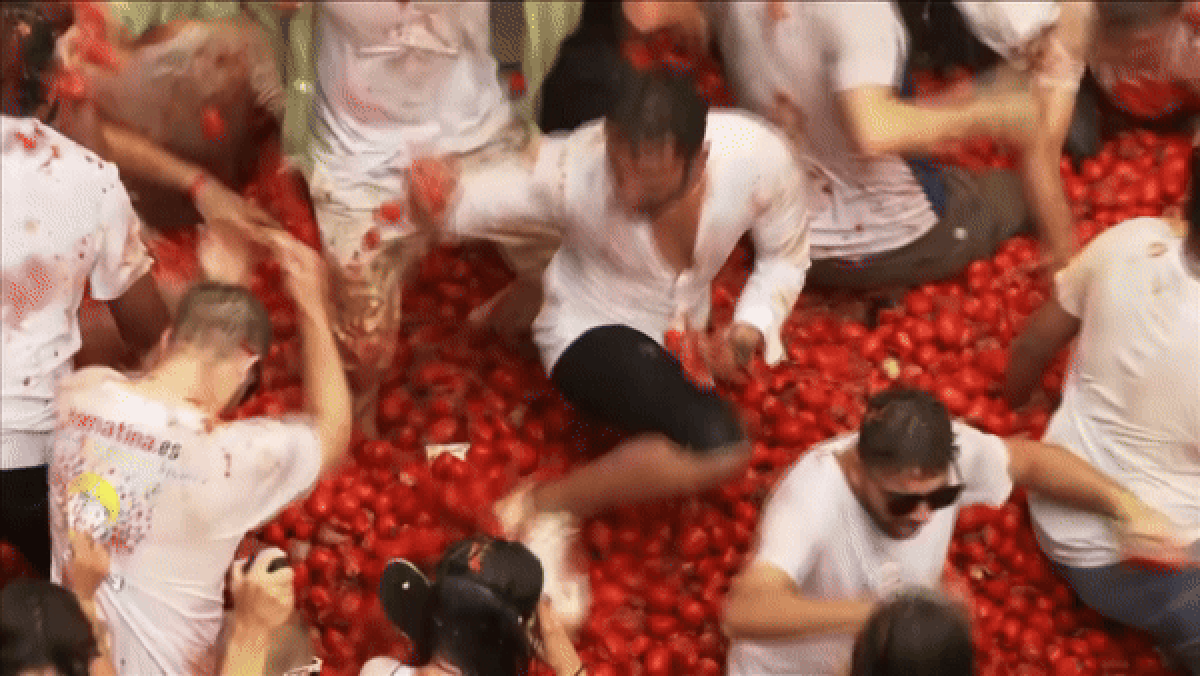 La Tomatina: milhares se reúnem em cidade da Espanha para grande guerra de tomate pelas ruas; VÍDEO